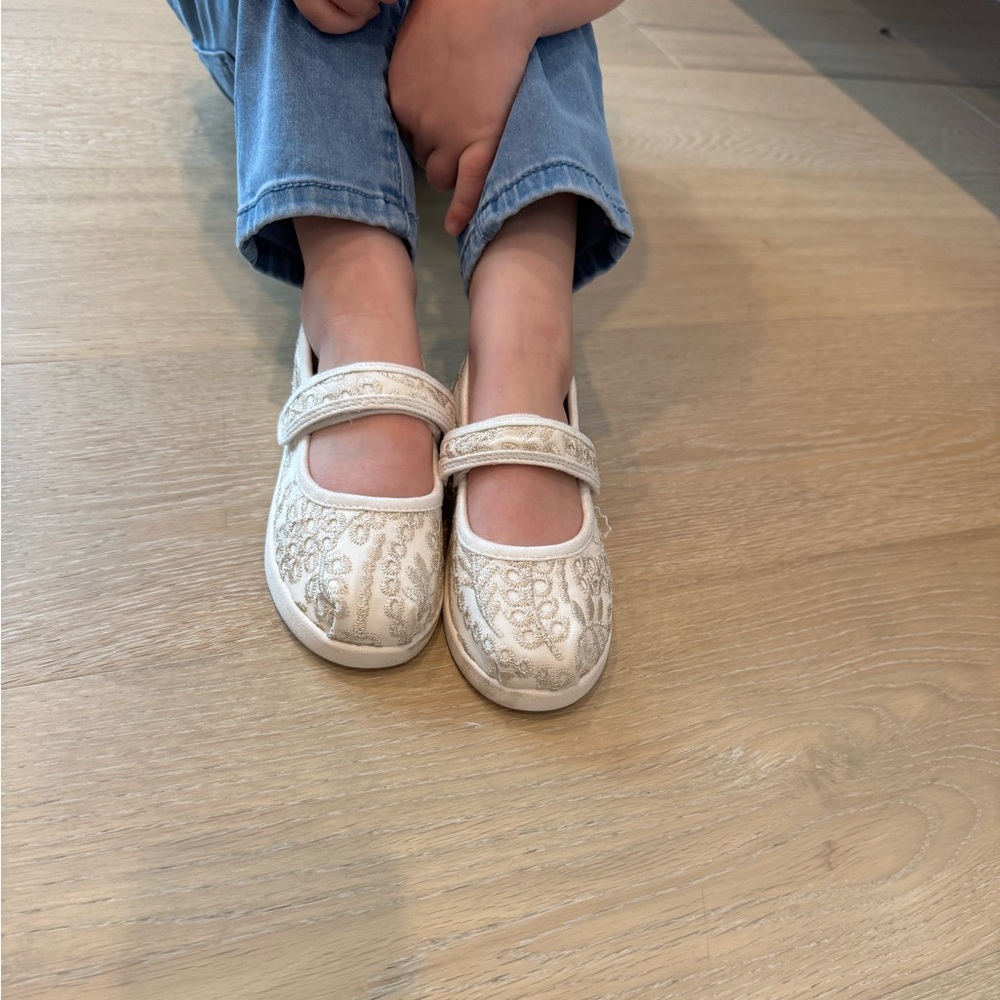 Toddler TOMS Mary Jane’s size 9, eyelet